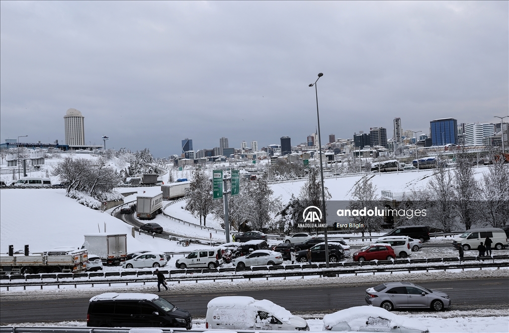 İstanbul'da kar yağışı Mahmutbey bölgesinde hayatı olumsuz yönde etkiledi