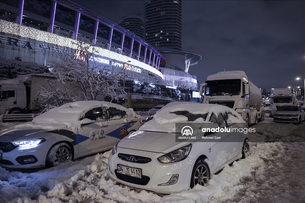 İstanbul'da kar yağışı hayatı olumsuz yönde etkiledi