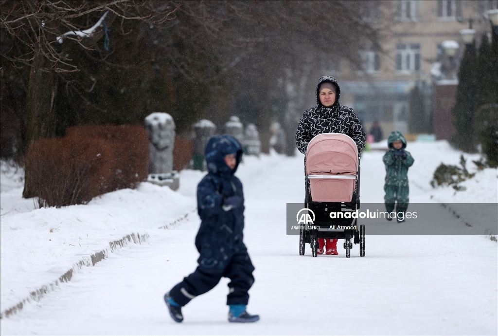 يأمل المواطنون الأوكرانيون في مدينة أفدييفكا باستتباب السلام في ظل الأنباء المتواترة عن احتمالية هجوم روسي على بلادهم، والمدينة هي إحدى أقرب النقاط إلى خط التماس بين الانفصاليين الموالين لموسكو والجيش الأوكراني.