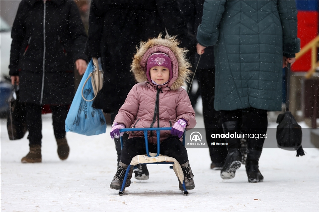 يأمل المواطنون الأوكرانيون في مدينة أفدييفكا باستتباب السلام في ظل الأنباء المتواترة عن احتمالية هجوم روسي على بلادهم، والمدينة هي إحدى أقرب النقاط إلى خط التماس بين الانفصاليين الموالين لموسكو والجيش الأوكراني.