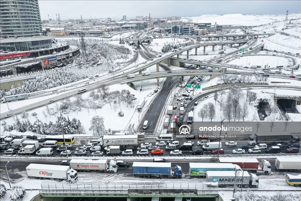 İstanbul'da kar yağışı hayatı olumsuz etkiledi