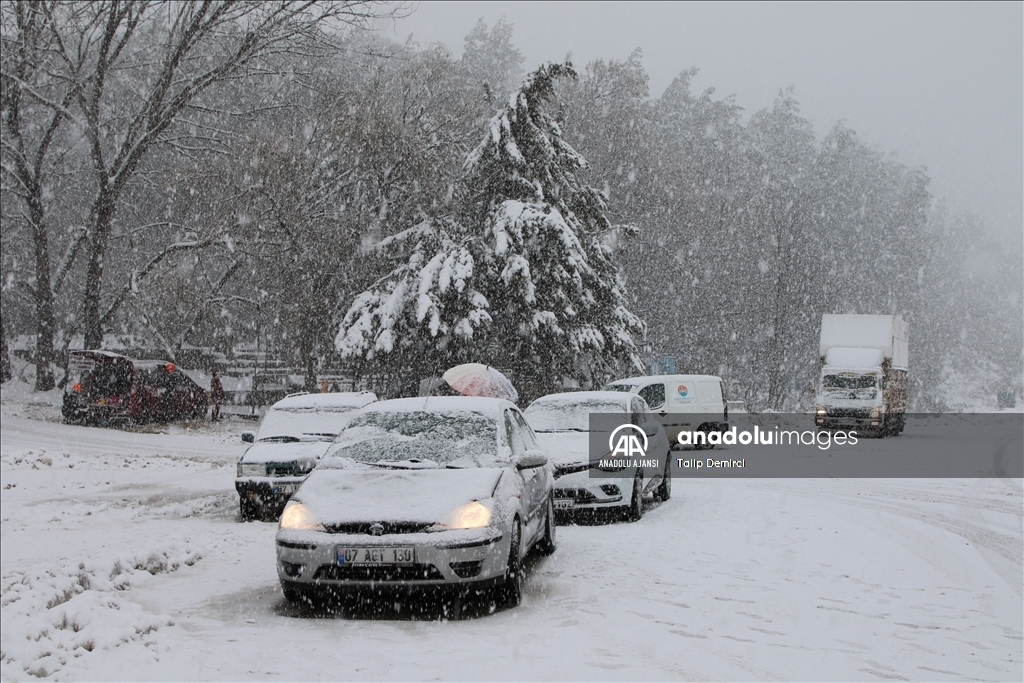 Antalya ve ilçelerinde kar yağışı etkili oldu