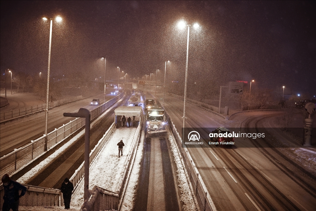 İstanbul'da kar yağışı hayatı olumsuz etkiliyor