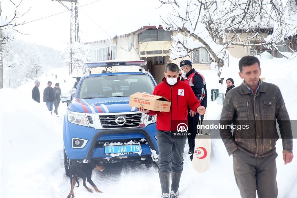 Türk Kızılay ekipleri karlı yolları aşıp yardım ulaştırıyor