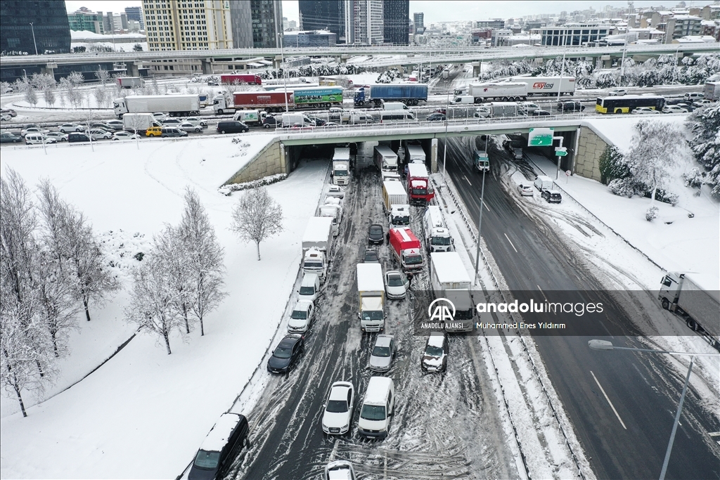 İstanbul'da kar yağışı hayatı olumsuz etkiledi