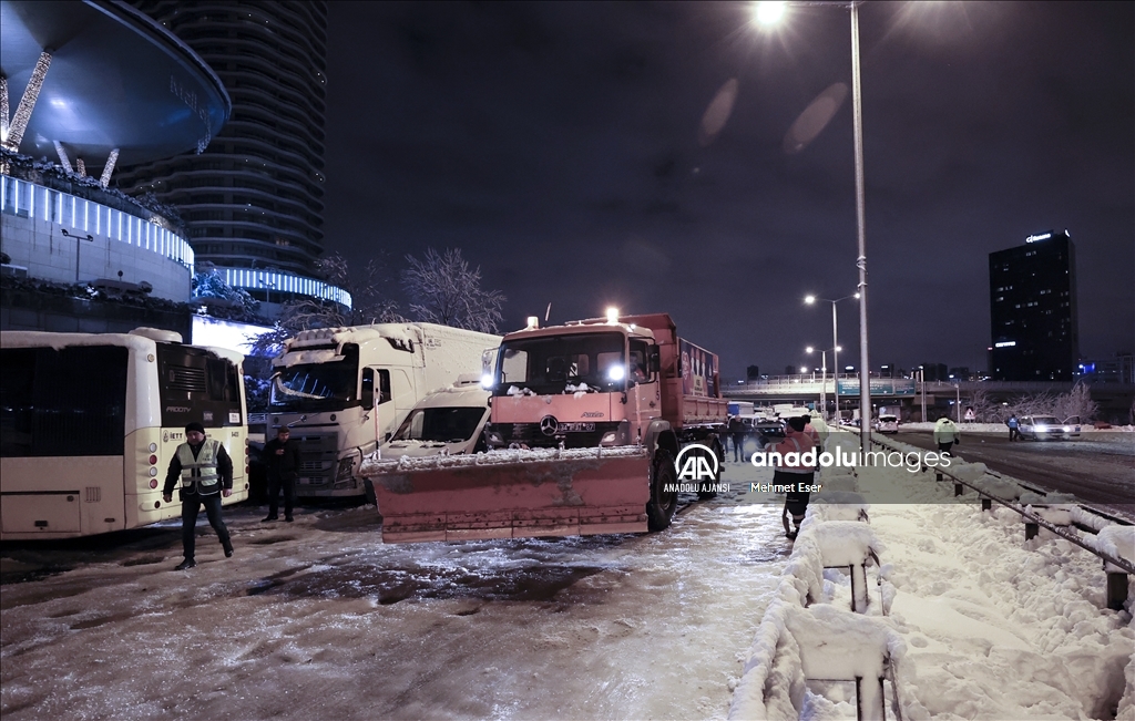 İstanbul'da kar yağışı hayatı olumsuz yönde etkiledi