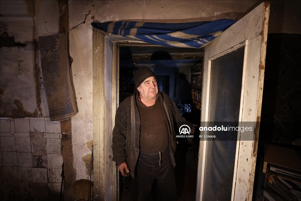 Donbas'ta çatısı 5 yıl önceki bombardımanda çöken evini terk etmeyen Panov