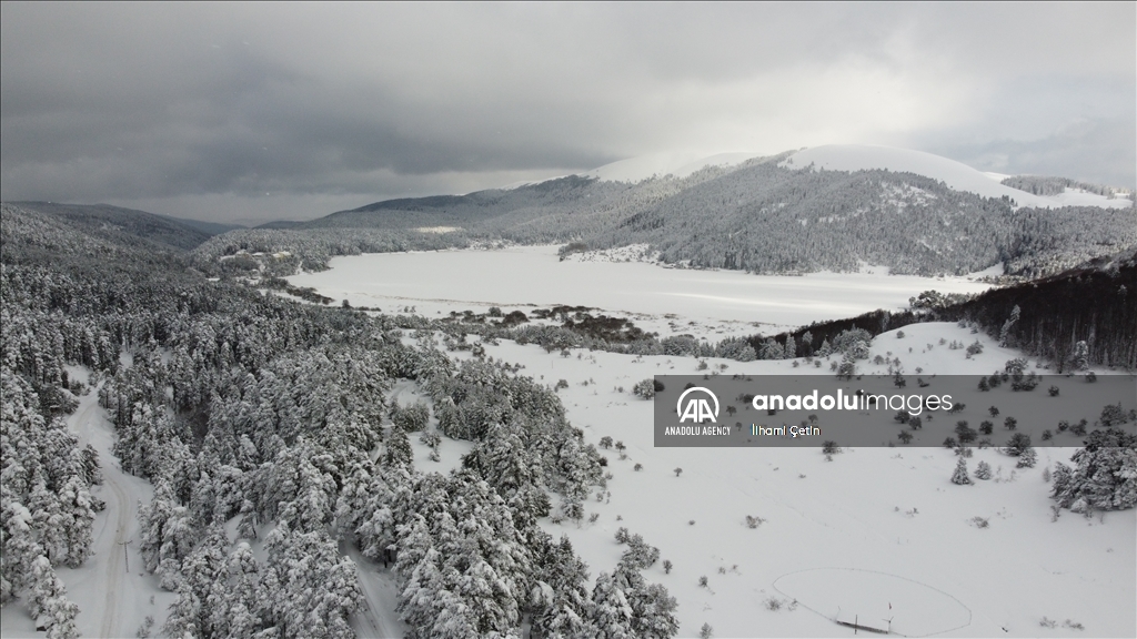بولو التركية.. الثلوج تغطي سطح بحيرة أبانت الشهيرة