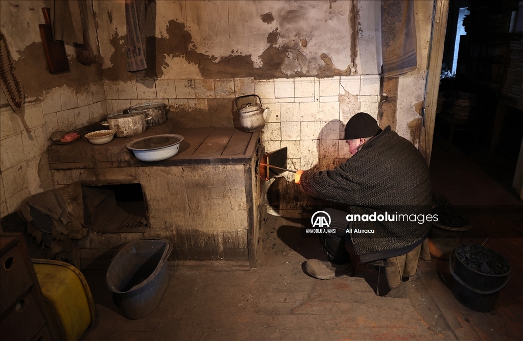 Donbas'ta çatısı 5 yıl önceki bombardımanda çöken evini terk etmeyen Panov