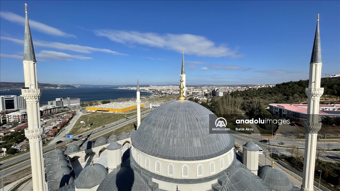 Boğaza hakim noktadaki Hatime Ana Camisi mimarisiyle de öne çıkıyor