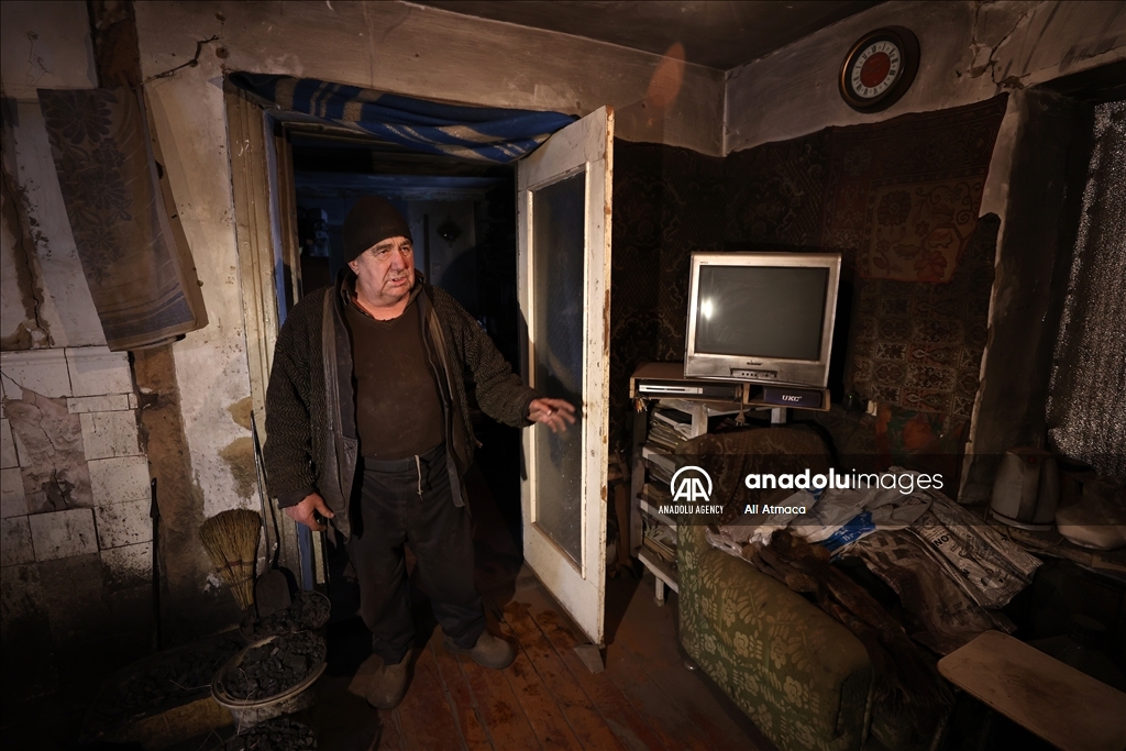 Panov refuse to leave his damaged house in Avdiivka