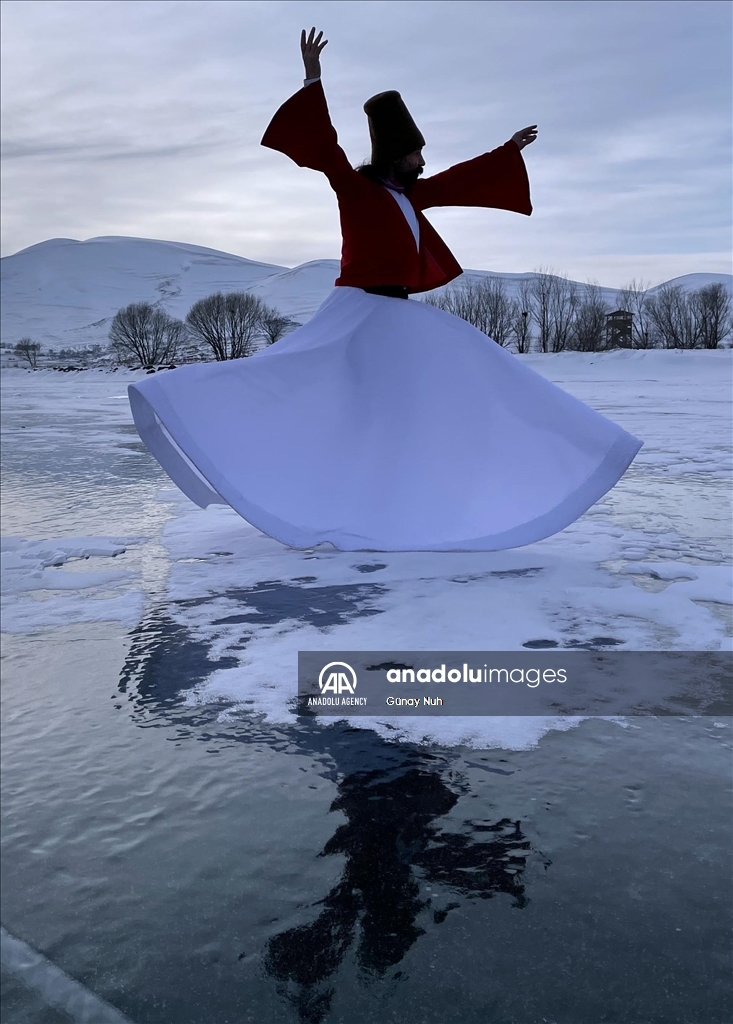 Кружащиеся дервиши устроили представление на озере Чылдыр в Турции