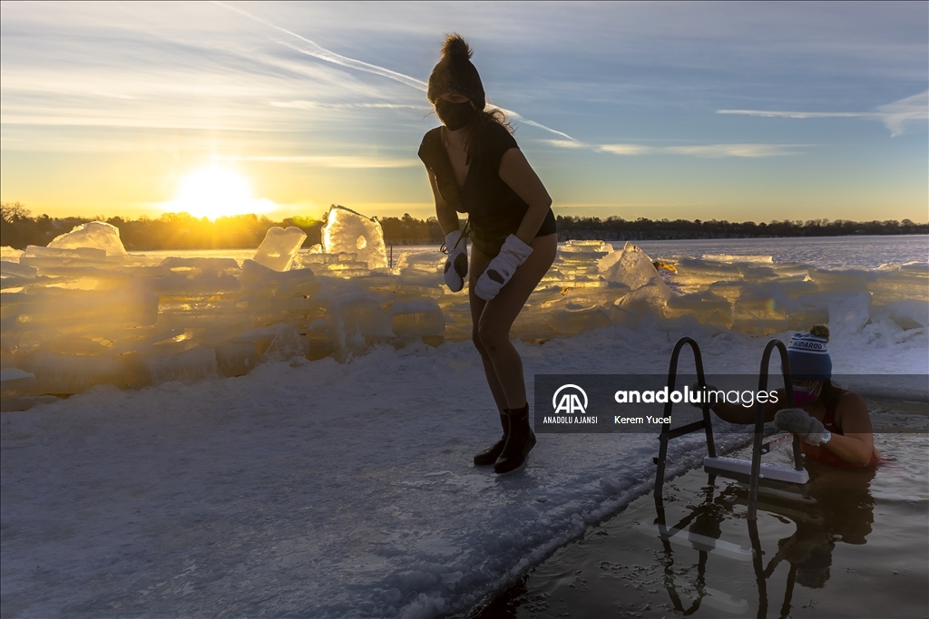 Minneapolis'te buz tutan Harriet Gölü'nde günlük dalış