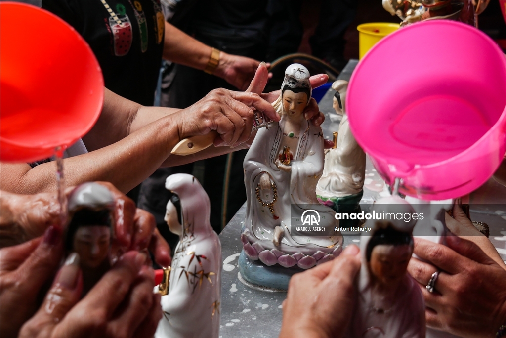 Ritual pencucian patung jelang Tahun Baru Imlek di Bogor
