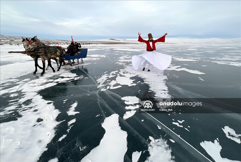 Кружащиеся дервиши устроили представление на озере Чылдыр в Турции
