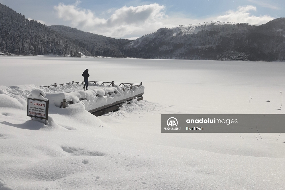 La superficie del lago Abant en Turquía se mantiene congelada