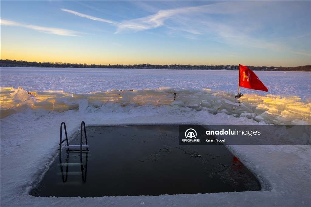 Minneapolis'te buz tutan Harriet Gölü'nde günlük dalış