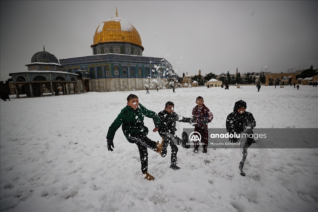 Kudüs'te yağan kar Mescid-i Aksa'da sevince dönüştü