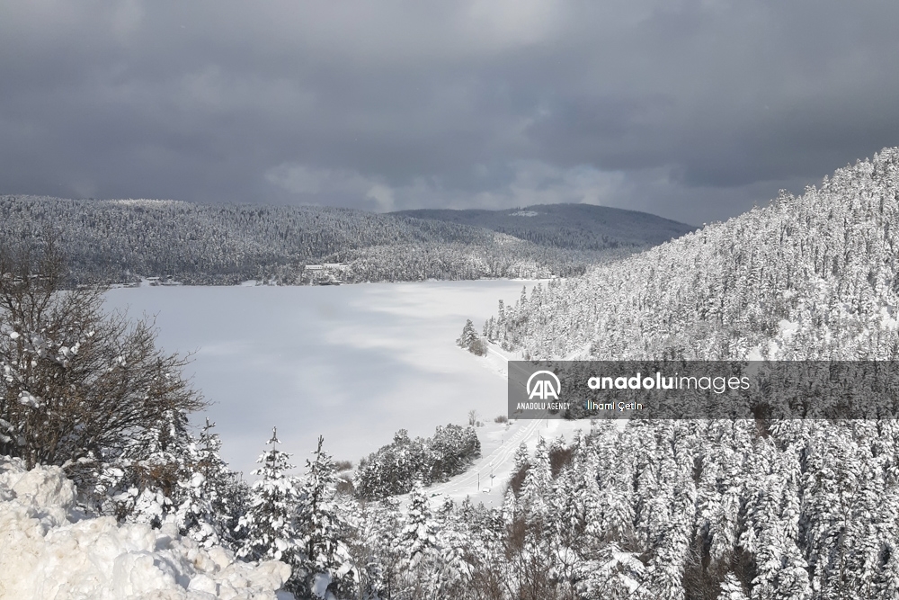 La superficie del lago Abant en Turquía se mantiene congelada