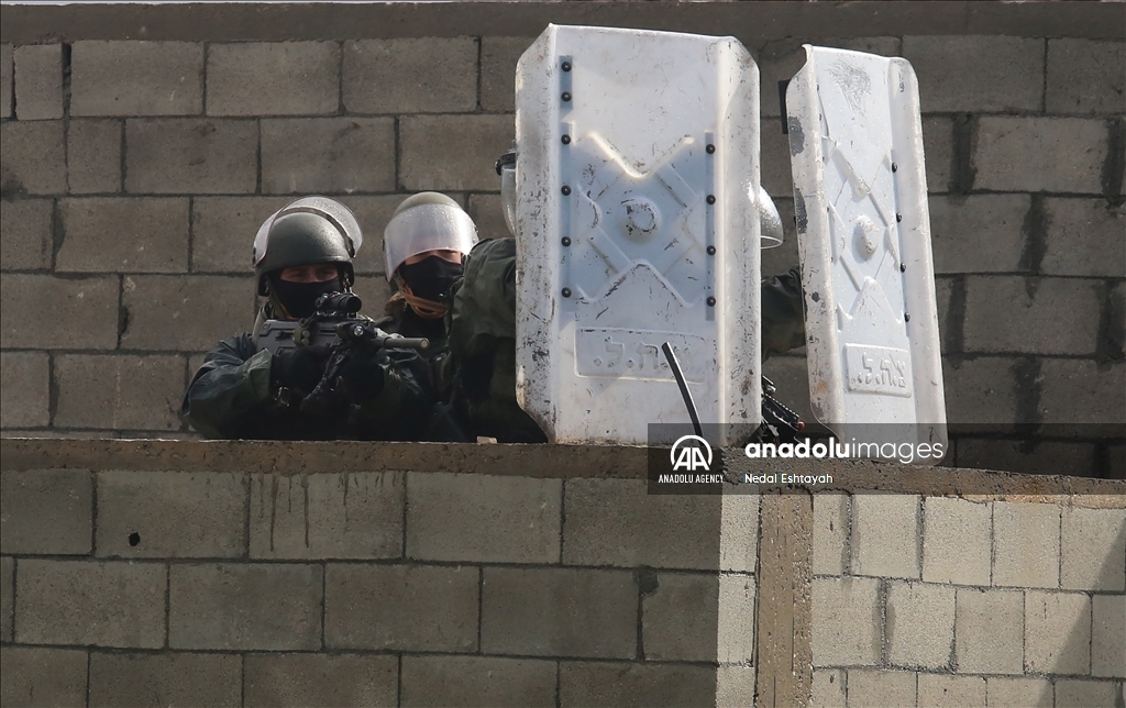 الضفة.. الجيش الإسرائيلي يُصيب 30 فلسطينيا ويستهدف سيارة إسعاف