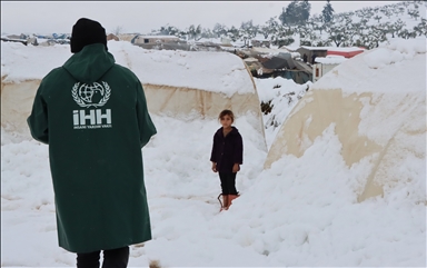 الإغاثة التركية تقدم مساعدات شتوية لـ1200 أسرة شمالي سوريا