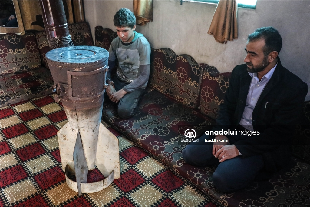 İdlibli Osman, evine düşen roketin kalıntısından soba yaptı