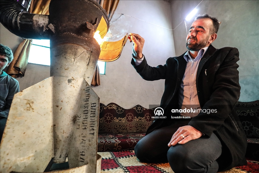 پدر سوری از موشکی که خانه‌اش را خراب کرد بخاری ساخت