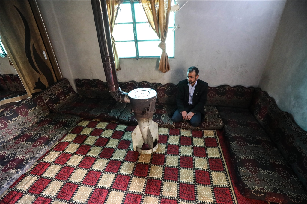 Osmani nga Idlibi përdor si sobë për t'u ngrohur gëzhojën e raketës që i shembi shtëpinë