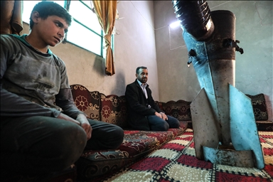 Osmani nga Idlibi përdor si sobë për t'u ngrohur gëzhojën e raketës që i shembi shtëpinë