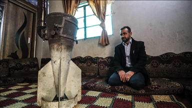 پدر سوری از موشکی که خانه‌اش را خراب کرد بخاری ساخت