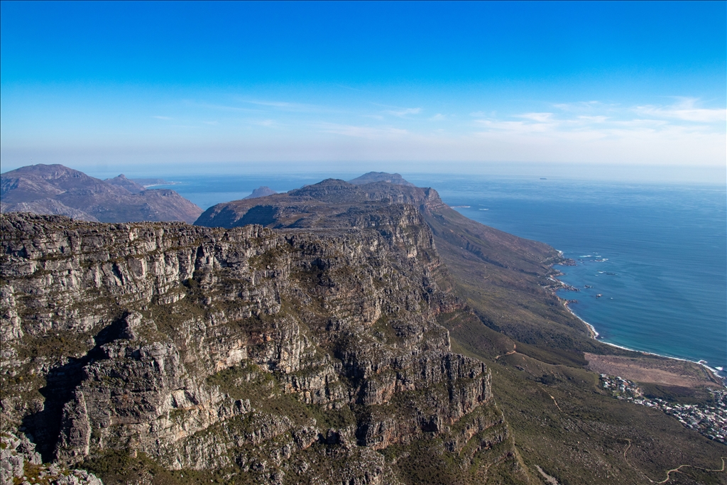 Mali mbi Cape Town, një nga destinacionet më të njohura turistike në Afrikë