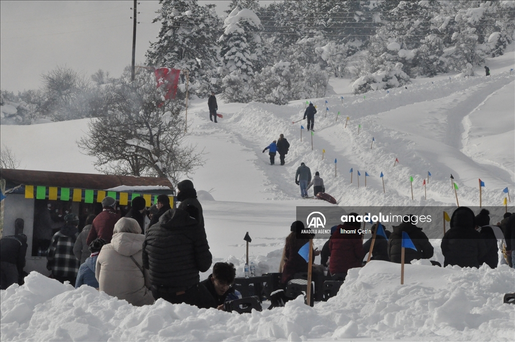 بولو التركية.. الثلوج تسعد السياح وتدر المال على القرويين
