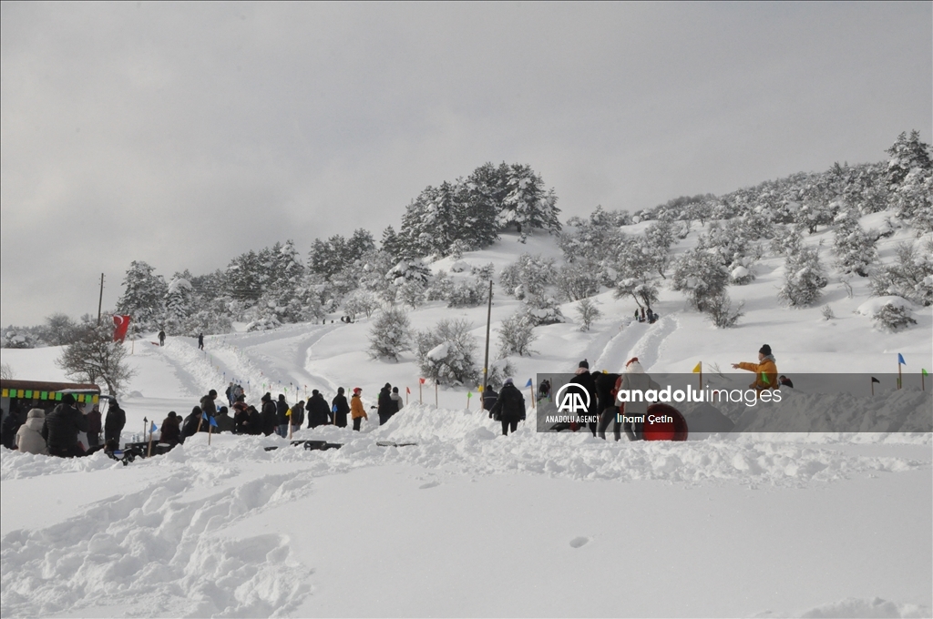 بولو التركية.. الثلوج تسعد السياح وتدر المال على القرويين
