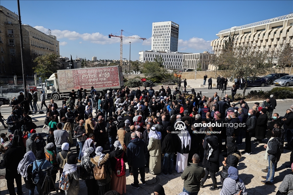 رفع المشاركون الأعلام الفلسطينية، وهتفوا بشعارات نصرة للنقب، ورفضا للممارسات الإسرائيلية