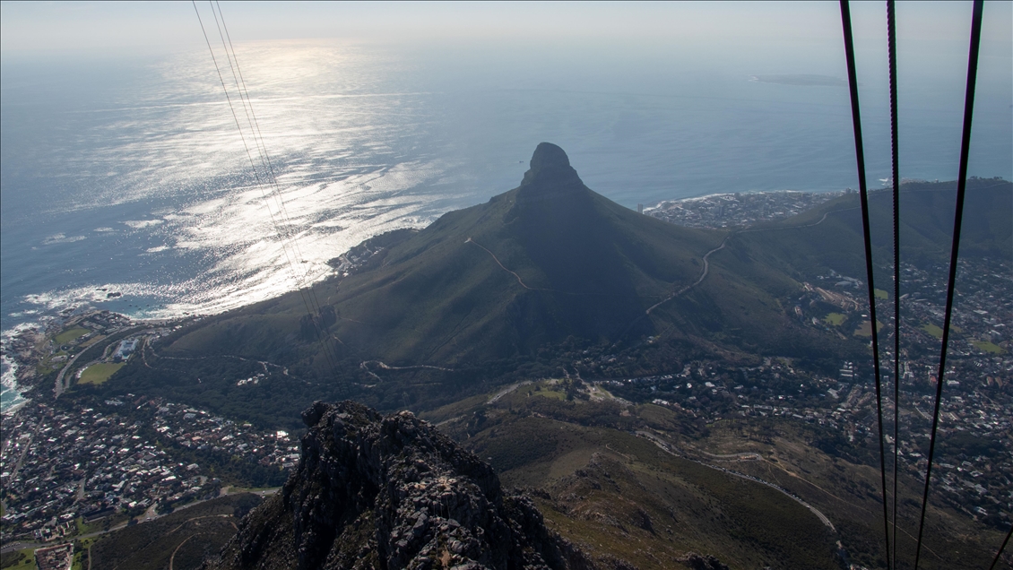 Mali mbi Cape Town, një nga destinacionet më të njohura turistike në Afrikë