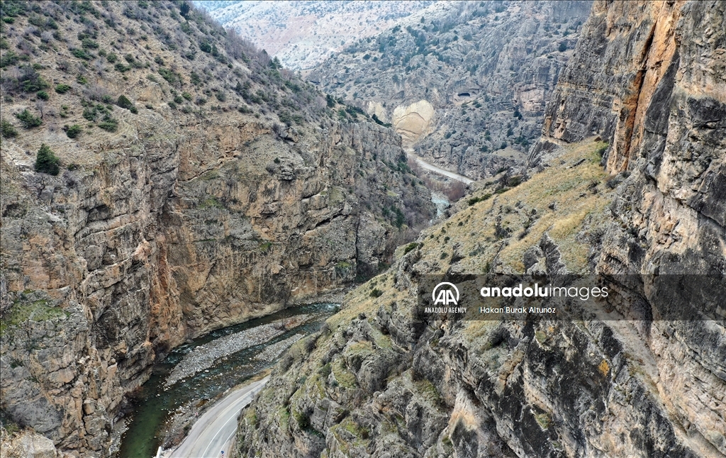 يقع الأخدود على بعد 7 كيلومترات عن مركز منطقة أردانوج، ويبلغ طوله 500 متر، وعرضه 70 مترا