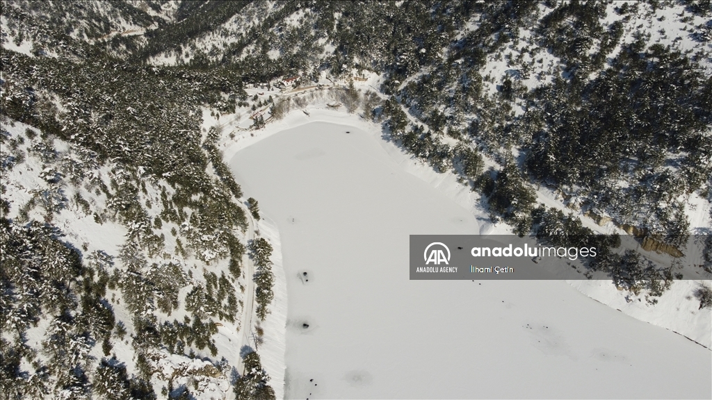 البحيرة التي تعد مقصدا للزوار في كافة فصول العام، كشفت عن جمال فريد لها مع تجمد سطحها بالكامل