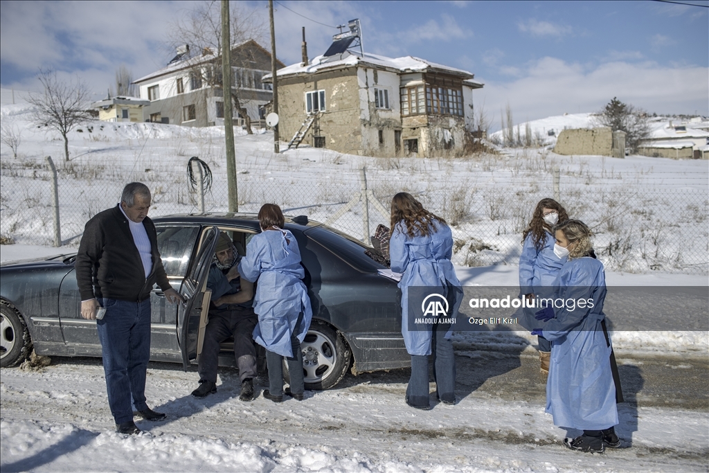 Mobil ekipler Kovid-19 aşılamasını kar kış demeden durmaksızın sürdürüyor