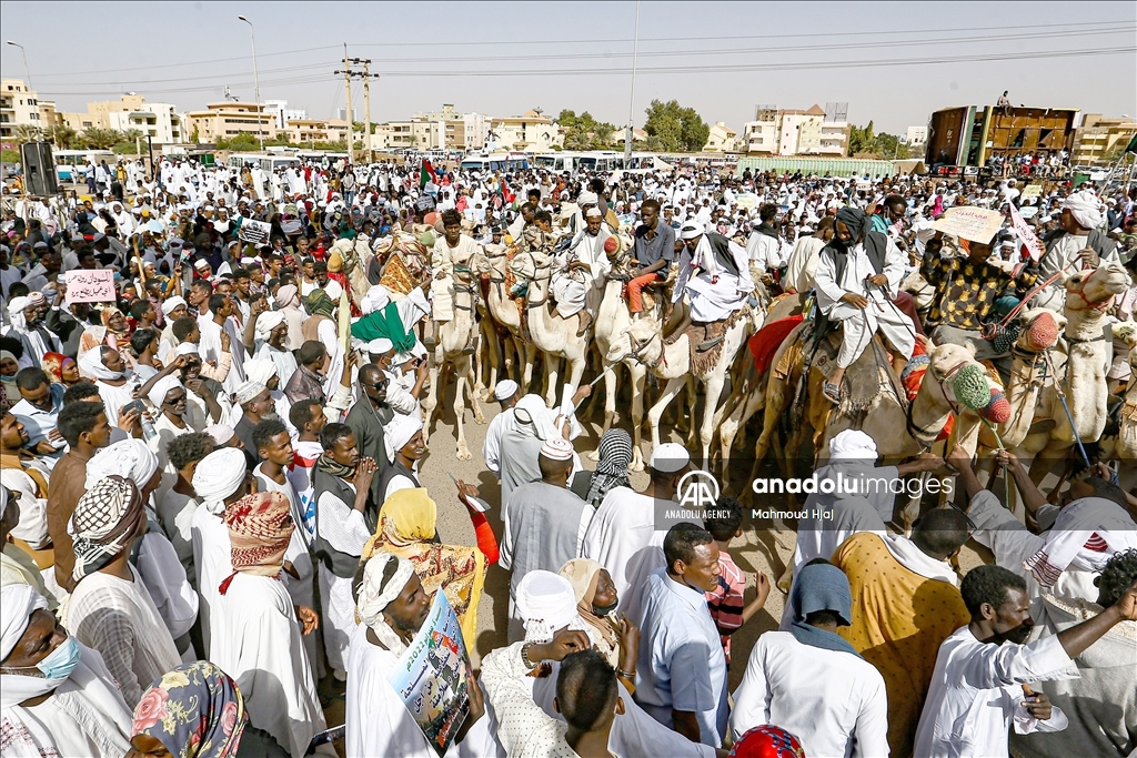 رفعوا لافتات مدون عليها عبارات أبرزها