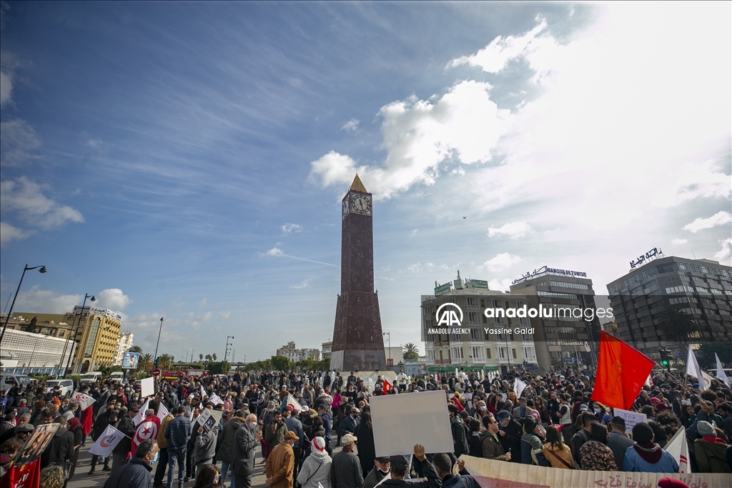 وقفة احتجاجية بساحة حقوق الإنسان وسط العاصمة تونس، إحياء للذكرى التاسعة لاغتيال المعارض اليساري