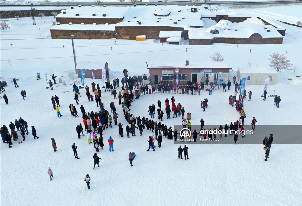 شهد المهرجان إطلاق ألعاب نارية مع حلول المساء، كما حمل الرياضيون المشاعل والأعلام التركية أثناء تزلجهم من قمة المركز.