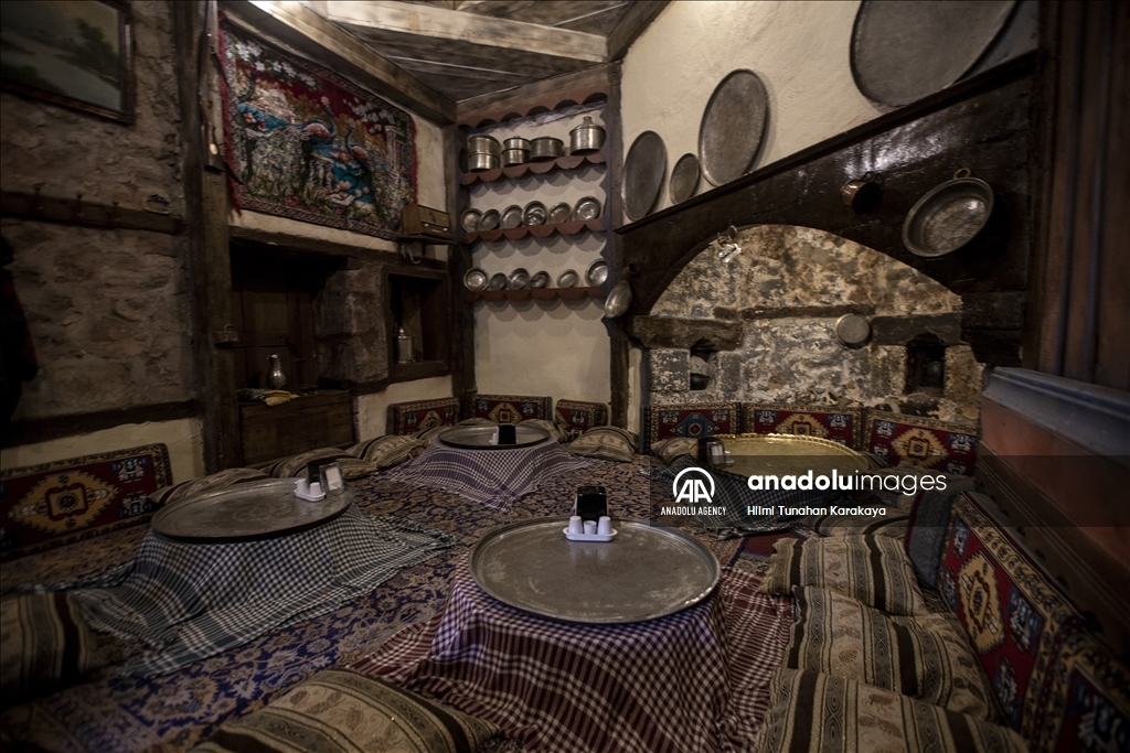 يقع المطعم في مدينة أرضروم، ويتألف من منازل حجرية وخان تم فتحها على بعضها، لتصبح مقصدا للزوار القادمين إلى المدينة.