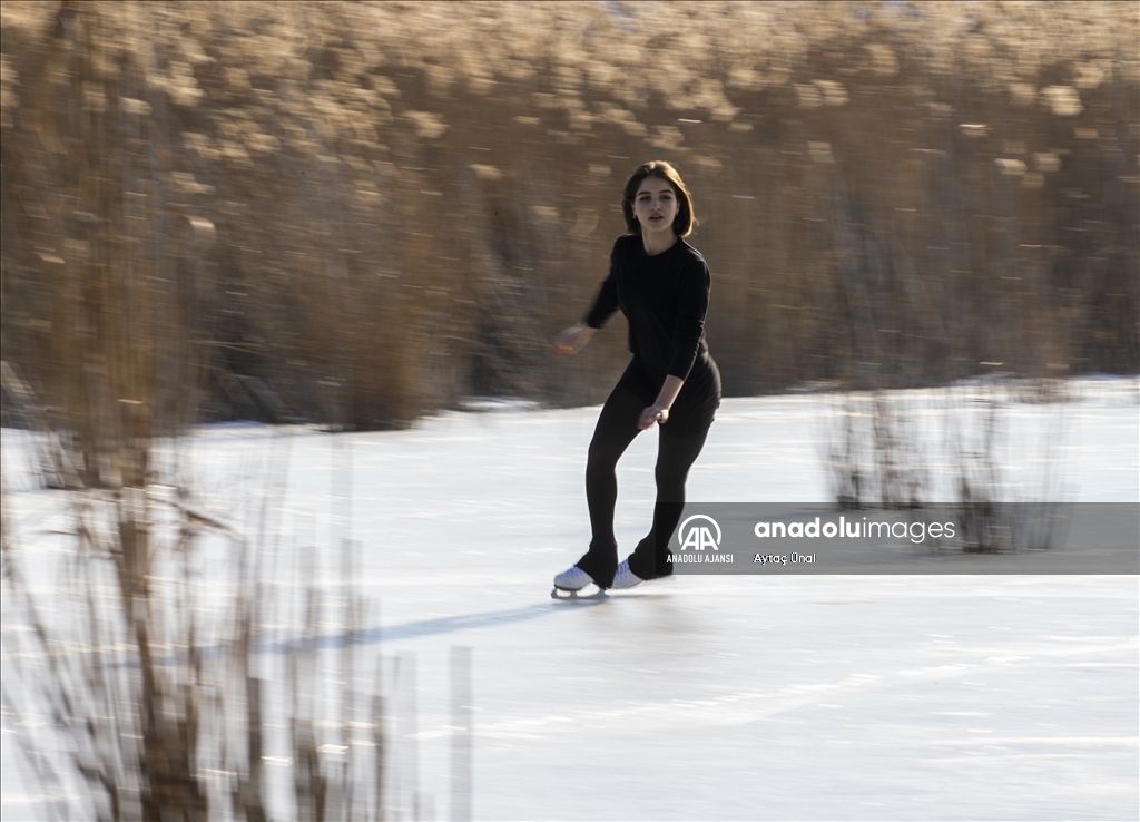 Milli buz patenci İklim Şentunalı, Eymir Gölü üzerinde gösteri yaptı