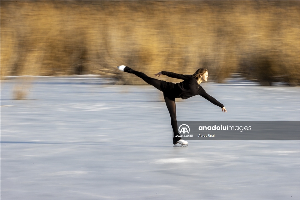 Milli buz patenci İklim Şentunalı, Eymir Gölü üzerinde gösteri yaptı