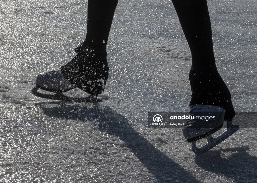 Milli buz patenci İklim Şentunalı, Eymir Gölü üzerinde gösteri yaptı