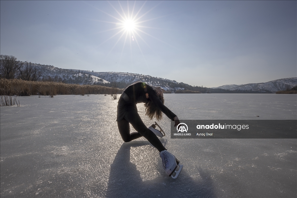 Milli buz patenci İklim Şentunalı, Eymir Gölü üzerinde gösteri yaptı