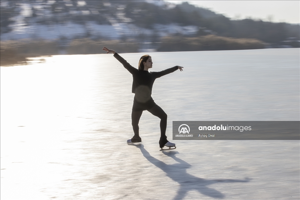 Milli buz patenci İklim Şentunalı, Eymir Gölü üzerinde gösteri yaptı