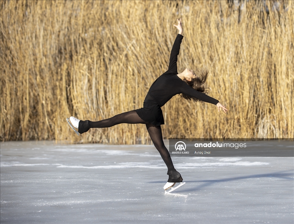 Milli buz patenci İklim Şentunalı, Eymir Gölü üzerinde gösteri yaptı