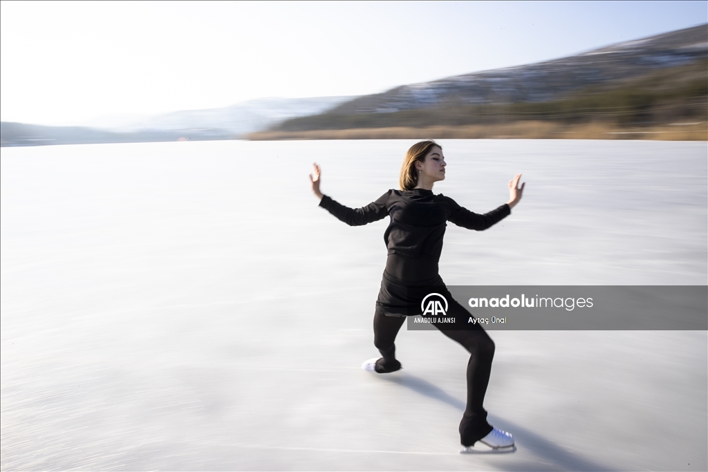 Milli buz patenci İklim Şentunalı, Eymir Gölü üzerinde gösteri yaptı