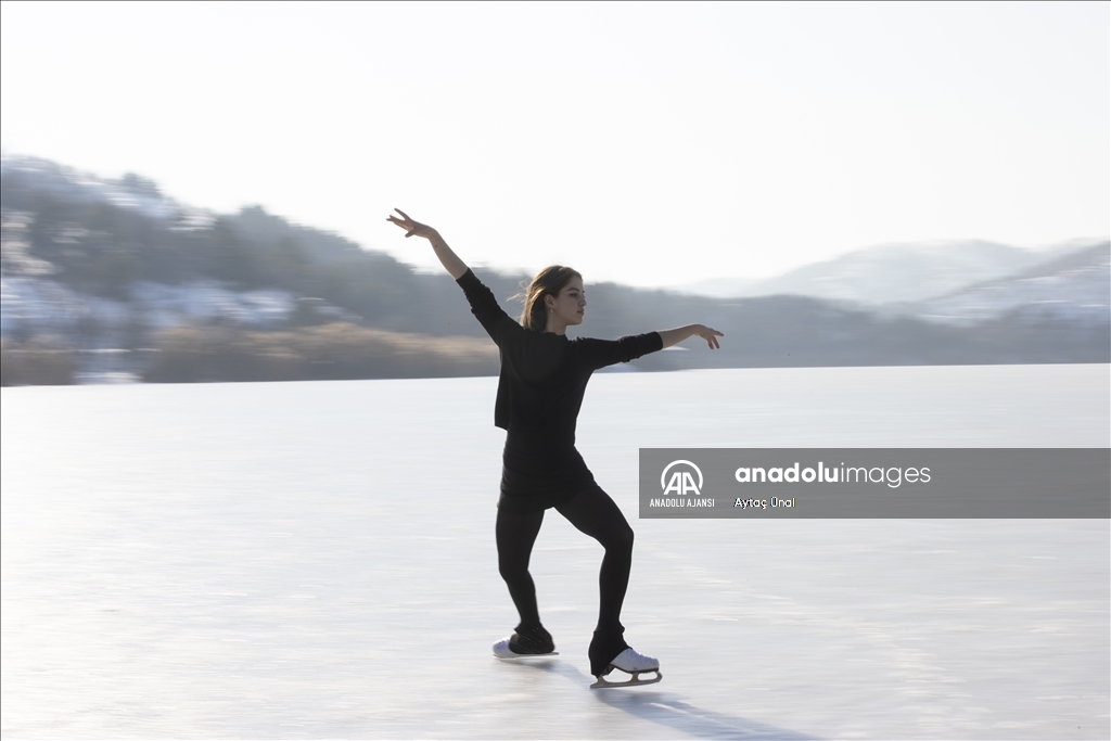 Milli buz patenci İklim Şentunalı, Eymir Gölü üzerinde gösteri yaptı